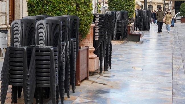 Sillas preparadas para un desfile en las calles de Cartagena