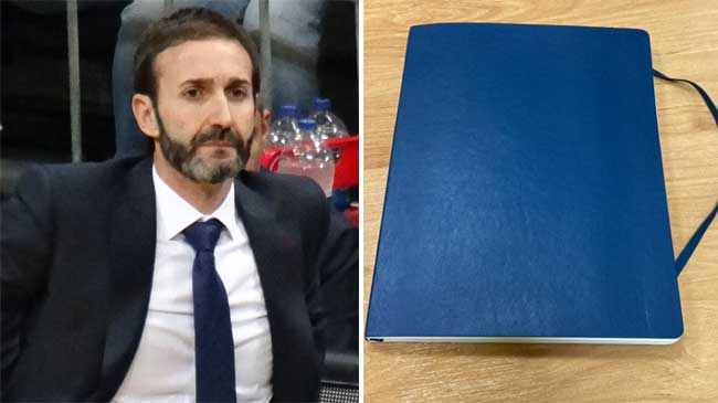 Sito Alonso e imagen de la libreta robada