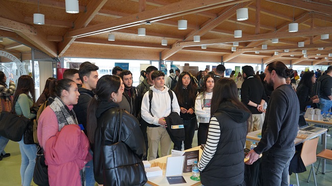 Estudiantes de la UPCT conocen las oportunidades laborales de una de las empresas presentes en el Foro de Empleo