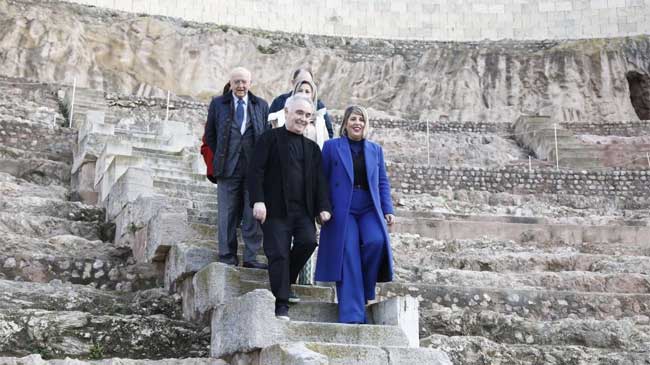 La alcaldesa de Cartagena gu&iacute;a al chef Ferra Adri&agrave; por el Teatro Romano