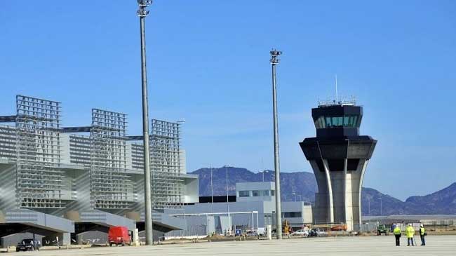 Pista y torre de control del Aeropuerto Internacional Regi&oacute;n de Murcia