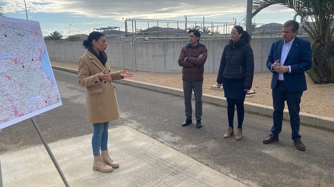 El gerente de Esamur, Ignacio D&iacute;az, y la alcaldesa de Fuente &Aacute;lamo, Juana Mar&iacute;a Mart&iacute;nez, durante su visita a la estaci&oacute;n depuradora de la localidad