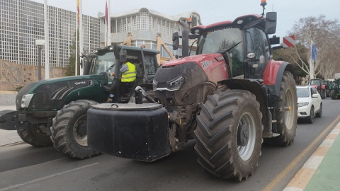 Concentraci&oacute;n agr&iacute;cola frente a la Asamblea (imagen Antonio S&aacute;nchez)