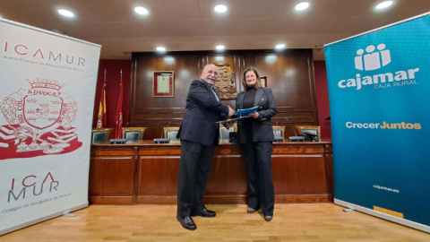 El decano del Colegio, Francisco Jes&uacute;s Mart&iacute;nez-Escribano, y la directora territorial de Cajamar, Mar&iacute;a Dolores Pag&aacute;n