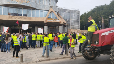 Los manifestantes, a las puertas de la Asamblea (Imagen Antonio S&aacute;nchez)