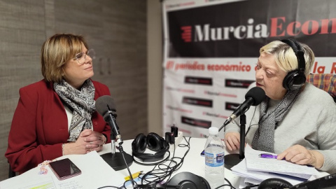 Nuria Castillo, a la izquierda, en los micr&oacute;fonos de ME Radio