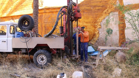 Técnicos realizando el estudio geotécnico en el solar del inmueble entre Álamo y Núñez de Arce Técnicos realizando el estudio geotécnico en el solar del inmueble entre Álamo y Núñez de Arce
