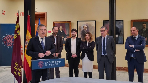 El consejero Juan Mar&iacute;a V&aacute;zquez, y el rector de la UMU, Jos&eacute; Luj&aacute;n, tras la firma del protocolo