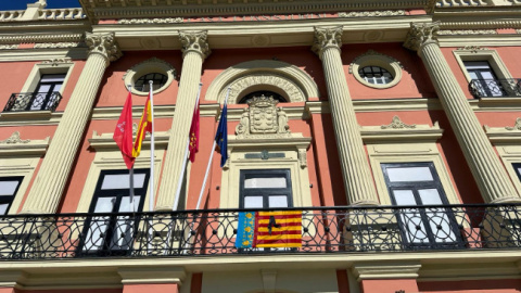 Bandera de la Comunidad Valenciana con cresp&oacute;n negro en la fachada del Ayuntamiento de Murcia