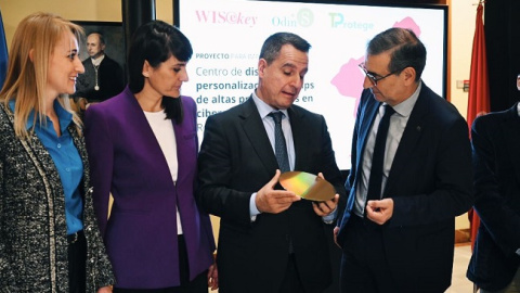 Jos&eacute; Trigueros, directivo de la Spin Off de la UMU Odin Solutions, muestra al rector, la secretaria de Estado y la delegada del Gobierno, el material con el que se fabrican los chips