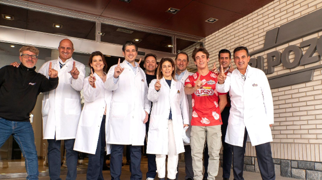 El piloto de GP Pedro Acosta saluda al director general de El Pozo Alimentaci&oacute;n, Rafael Fuertes.
