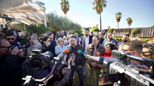 Santiago Abascal atiende a los medios de comunicación. Santiago Abascal atiende a los medios de comunicación.