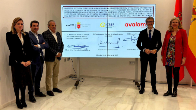 Imagen realizada durante la firma del convenio - CARM
