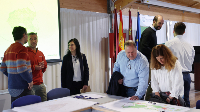Investigadores del proyecto y ponentes de la jornada observan planos del entorno del Mar Menor - UPCT