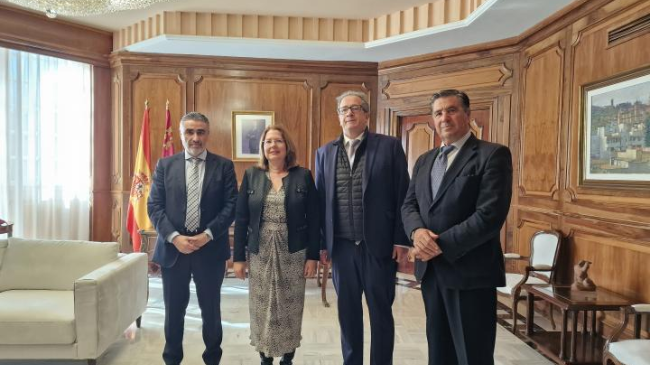 La presidenta de la Asamblea Regional, Visitación Martínez, recibe al nuevo presidente del grupo MurciaEconomía, José Miguel Cánovas. La presidenta de la Asamblea Regional, Visitación Martínez, recibe al nuevo presidente del grupo MurciaEconomía, José Miguel Cánovas.