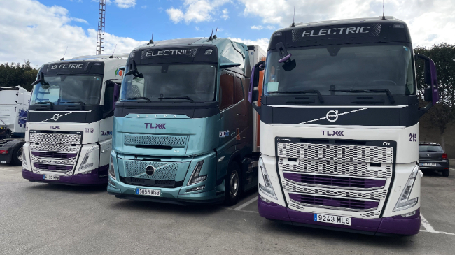Imagen de algunos de los camiones incorporados por la empresa - TLX Transportes