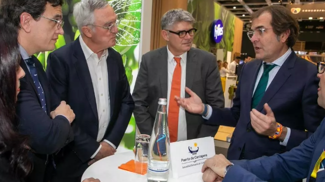 El vicepresidente de la Autoridad Portuaria, Pedro Pablo Hernández, ha mantenido reuniones con los principales agentes del sector durante la Feria Fruit Logistica 2025 celebrada en Berlín. El vicepresidente de la Autoridad Portuaria, Pedro Pablo Hernández, ha mantenido reuniones con los principales agentes del sector durante la Feria Fruit Logistica 2025 celebrada en Berlín.