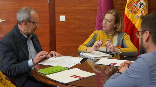 Reunión mantenida entre la alcaldesa de Jumilla, Seve González, y representantes de AMUSAL. Reunión mantenida entre la alcaldesa de Jumilla, Seve González, y representantes de AMUSAL.