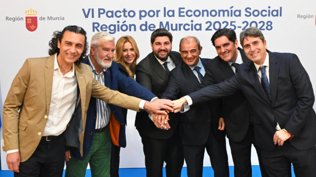 Imagen realizada durante la firma del pacto - CARM Imagen realizada durante la firma del pacto - CARM