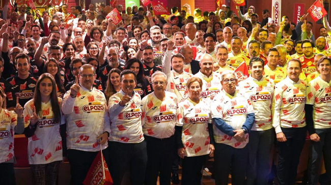Equipo de Marketing y Comercial de El Pozo Alimentaci&oacute;n vistiendo la misma camiseta.