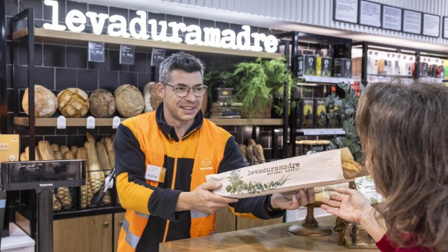 Estación de servicio de Repsol con córner de Levaduramadre que vende pan artesano - Repsol Estación de servicio de Repsol con córner de Levaduramadre que vende pan artesano - Repsol