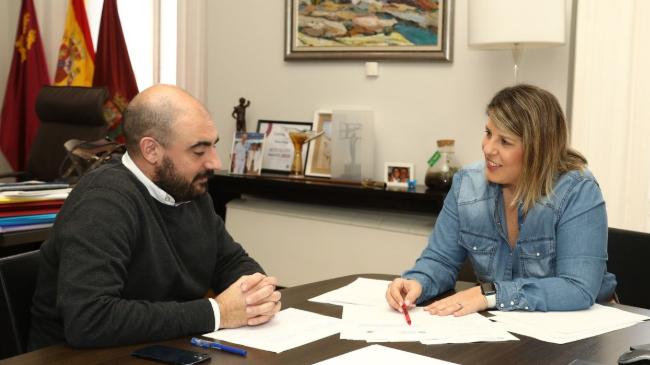 La alcaldesa con el director de la Cátedra de Vivienda de la UPCT. La alcaldesa con el director de la Cátedra de Vivienda de la UPCT.