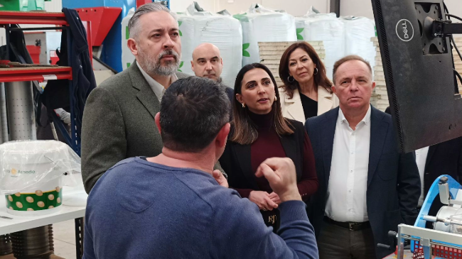 La consejera Sara Rubira en la visita a las instalaciones de la empresa Babyplant junto al alcalde de Santomera.