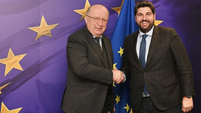 El presidente del Gobierno regional, Fernando López Miras, se reunió hoy con el comisario de Defensa y Espacio de la Unión Europea, Andrius Kubilius. El presidente del Gobierno regional, Fernando López Miras, se reunió hoy con el comisario de Defensa y Espacio de la Unión Europea, Andrius Kubilius.