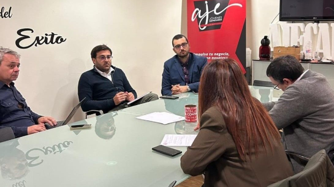 Reunión mantenida entre representantes de AJE y la UPCT. Reunión mantenida entre representantes de AJE y la UPCT.