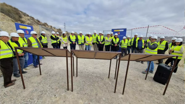 La secretaria de Estado de Agricultura, Begoña García, visita los trabajos para para instalar la central fotovoltaica en Cieza. La secretaria de Estado de Agricultura, Begoña García, visita los trabajos para para instalar la central fotovoltaica en Cieza.
