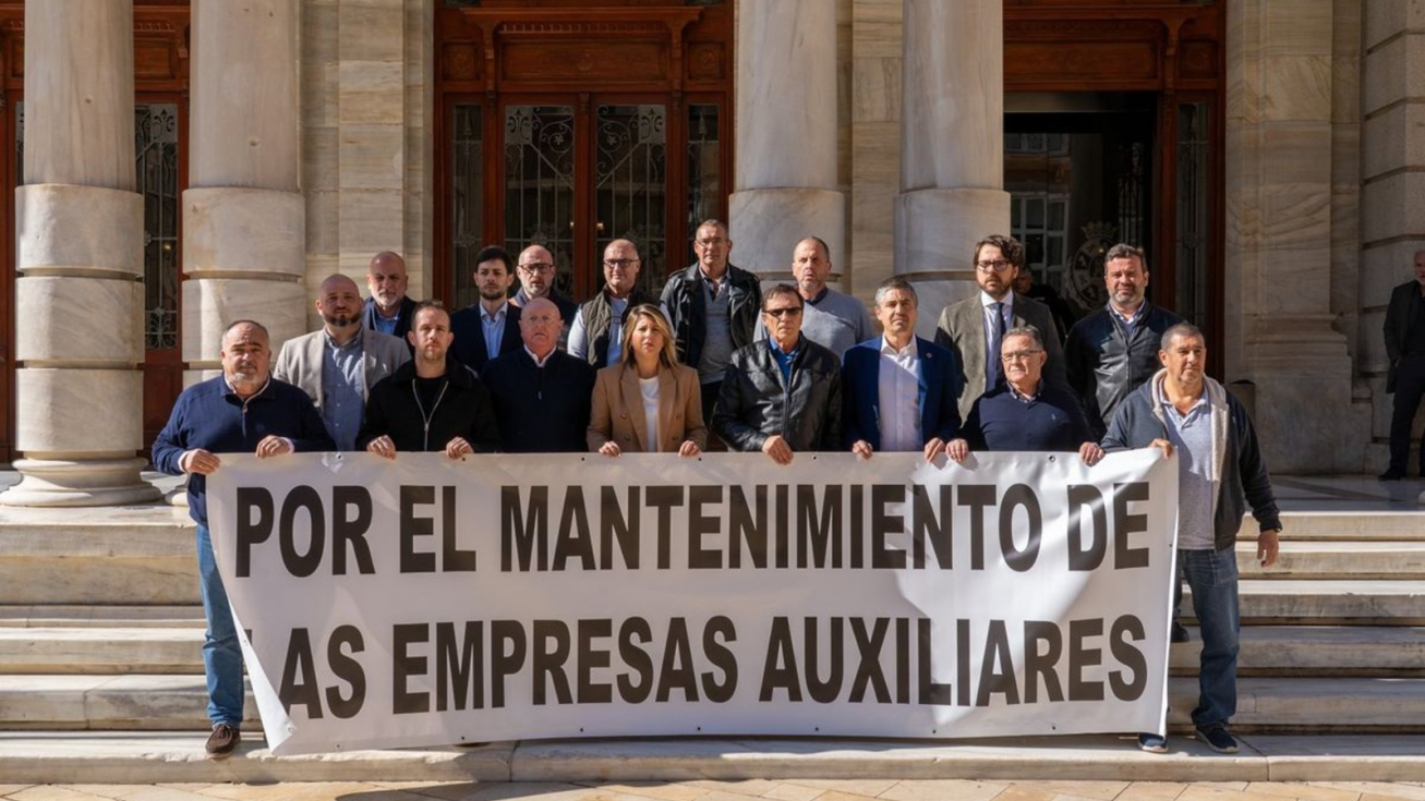 La alcaldesa, Noelia Arroyo, y los portavoces municipales, con los representantes de las compañías auxiliares. La alcaldesa, Noelia Arroyo, y los portavoces municipales, con los representantes de las compañías auxiliares.