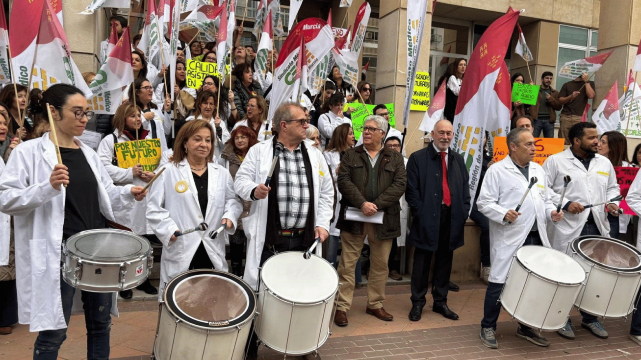 Concentraci&oacute;n de m&eacute;dicos en la Consejer&iacute;a de Salud durante la huelga (15-02-26) - CESM