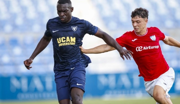 Omar Jaiteh protege el balón ante Roi Tato / Al Sol de la Costa Omar Jaiteh protege el balón ante Roi Tato / Al Sol de la Costa
