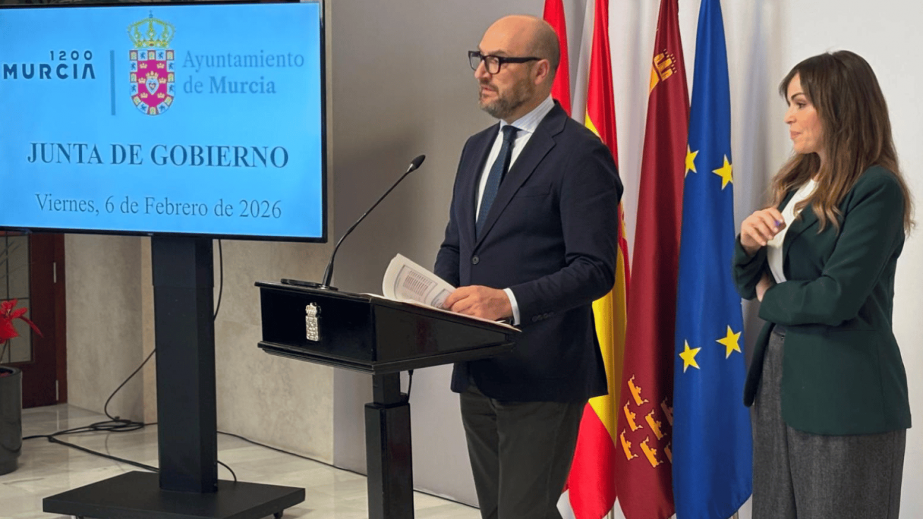 Jos&eacute; Francisco Mu&ntilde;oz y Rebeca P&eacute;rez en la rueda de prensa posterior a la Junta de Gobierno - Ayto. de Murcia