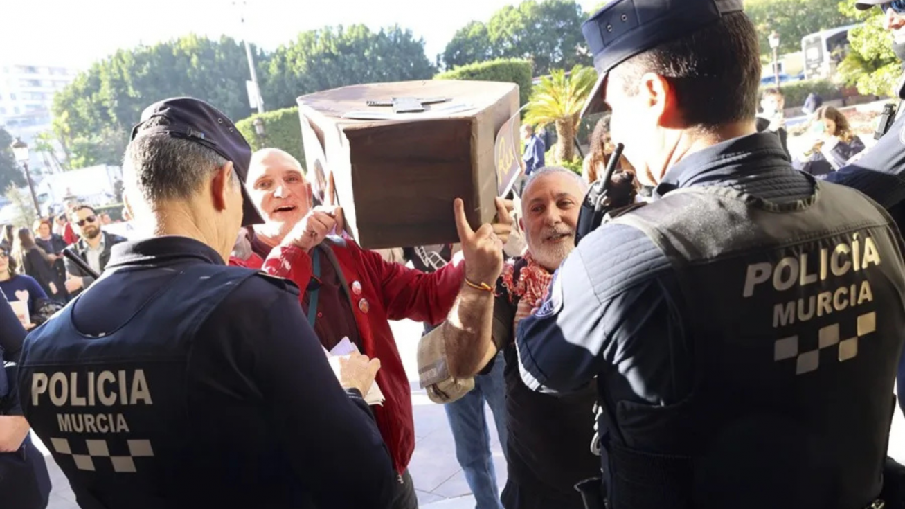 Protesta vecinal frente al Ayuntamiento de Murcia (Juan Carlos Caval). Protesta vecinal frente al Ayuntamiento de Murcia (Juan Carlos Caval).