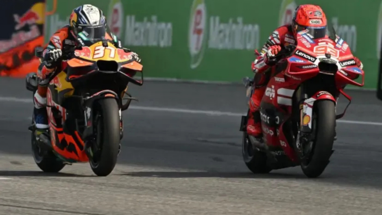 Acosta y Marc Márquez, en su lucha en Buriram (EFE). Acosta y Marc Márquez, en su lucha en Buriram (EFE).