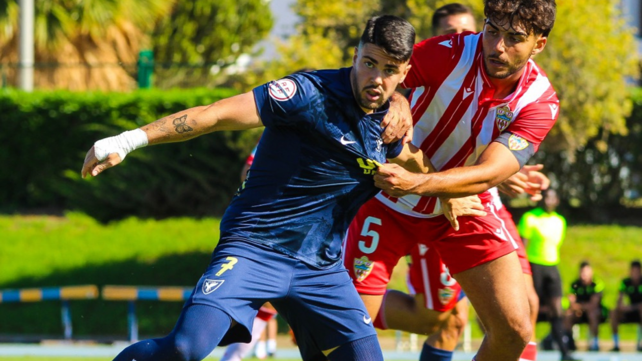 Alvarito, jugador de UCAM CF, y Pedro Fidel, de la UD Almería ‘B’. Alvarito, jugador de UCAM CF, y Pedro Fidel, de la UD Almería ‘B’.
