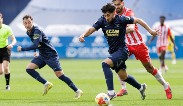 Alberto Soto conduce con el balón / UCAM Murcia CF Alberto Soto conduce con el balón / UCAM Murcia CF
