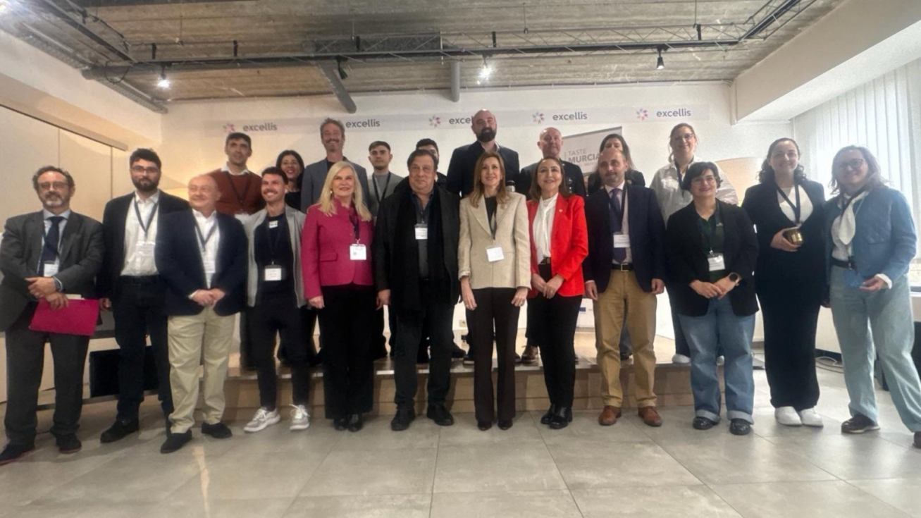 La consejera de Empresa, Empleo y Econom&iacute;a Social, Marisa L&oacute;pez Arag&oacute;n, visita el estand de una de las empresas de la Regi&oacute;n en 'Taste Bruselas 2026'.