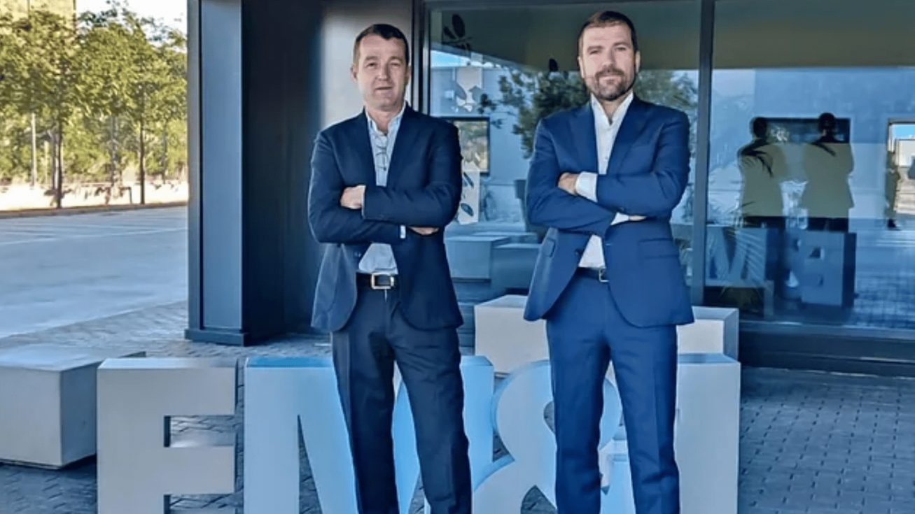 &Aacute;ngel Escribano, presidente de Indra y Javier Escribano, presidente de EM&E - Europa Press
