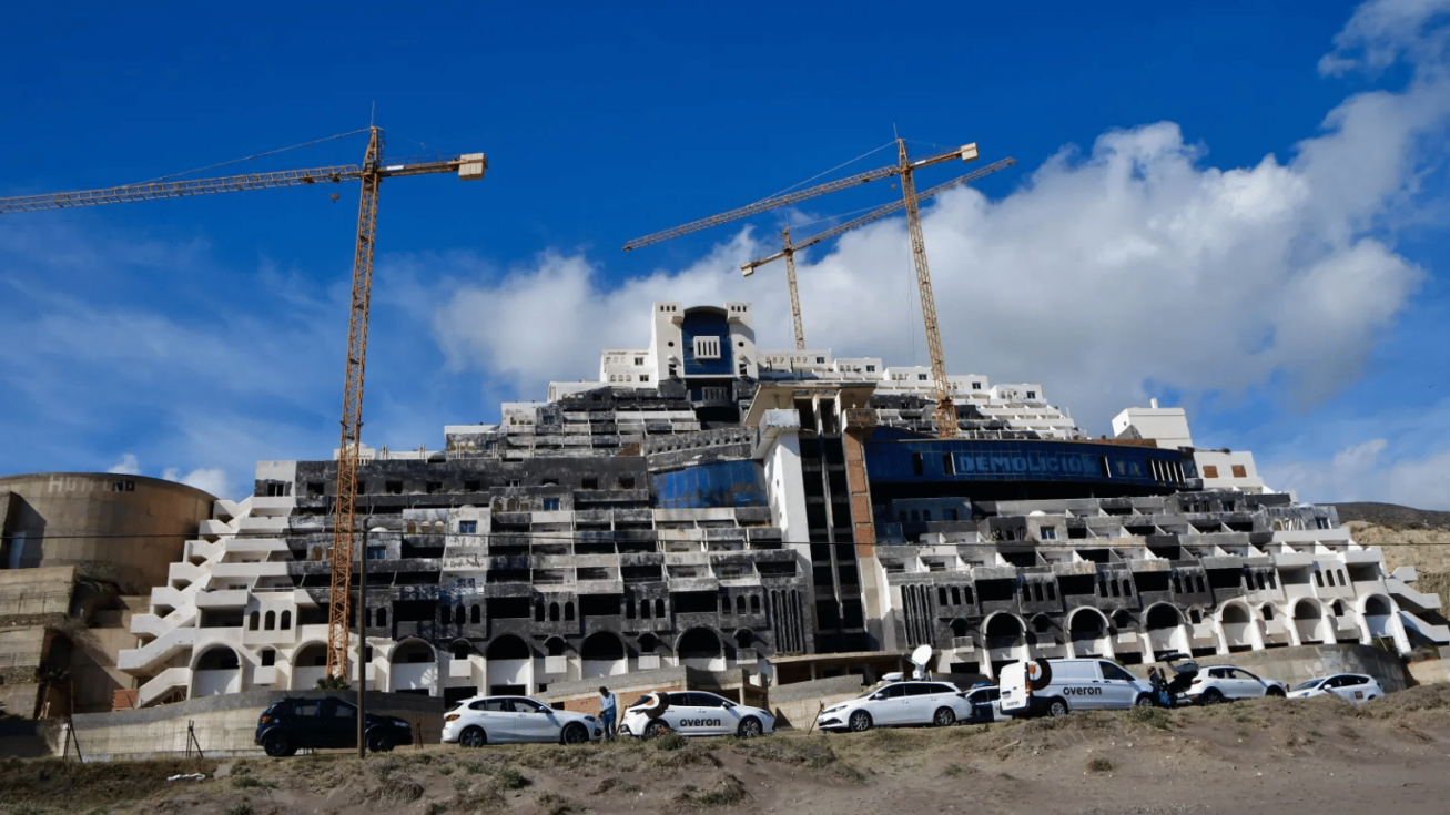 El hotel El Algarrobico que lleva veinte a&ntilde;os esperando su demolici&oacute;n. EFE / Carlos Barba - ARCHIVO