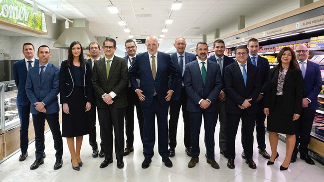 Juan Roig con parte de su equipo directivo