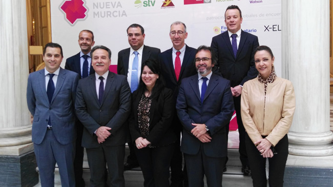 El embajador Gustavo Mach&iacute;n, con los patronos del Foro Nueva Murcia