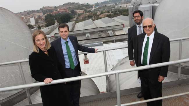 Un momento de la presentaci&oacute;n. Los paneles solares, al fondo de la imagen, sobre las naves