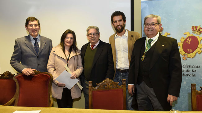 Villegas (izqda.) y Jos&eacute; Fuertes (ctro.), con los investigadores premiados y el presidente de la Academia de Ciencias Veterinarias, C&aacute;ndido Guti&eacute;rrez (dcha.).