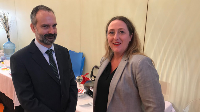 Juan Alemany, director general de Sabic en La Aljorra, y  Lindsay Clarkmead, responsable de comunicaci&oacute;n de la multinacional
