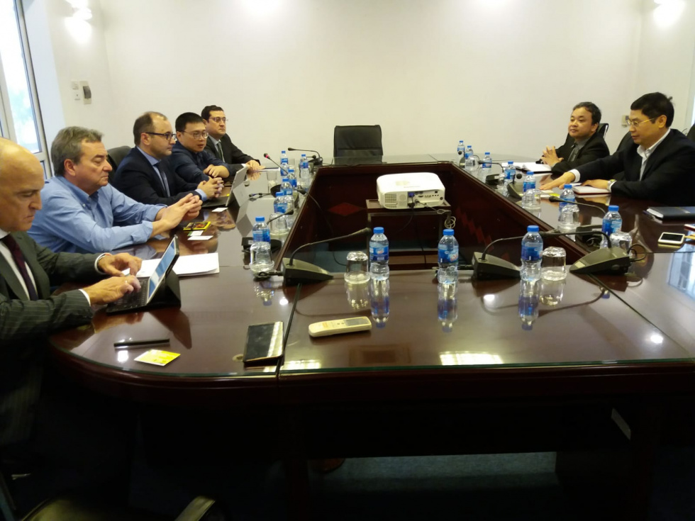 El director del Info y las empresas hortofrut&iacute;colas, en el ministro de Agricultura de Vietnam