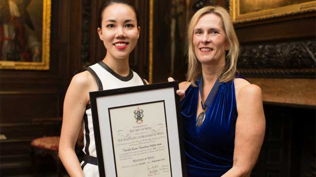 Sarah Heller (izquierda), al ser nombrada 'Master of Wine'.