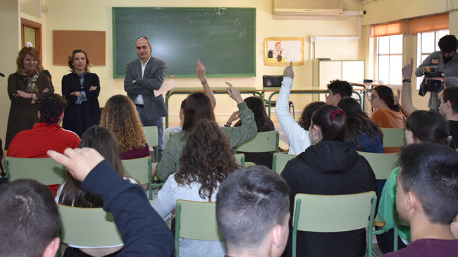 La consejera Mart&iacute;nez-Cach&aacute; en el Instituto Miguel Espinosa, enMurcia