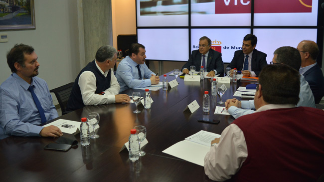 El consejero de Fomento reuni&oacute; con representantes de los taxis y de los VTC